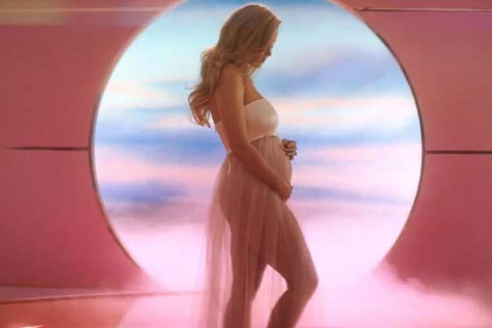 Ünlü şarkıcı Katy Perry, hamile olduğunu kliple duyurdu